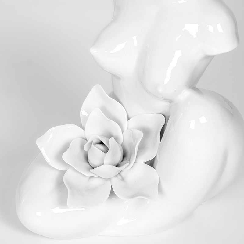 Vaza keramikinė balta Moters skulptūra 13.6x13.5x16.5 cm