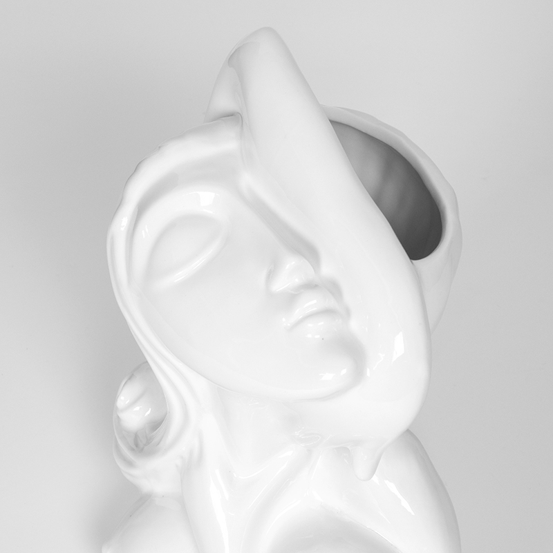 Vaza keramikinė balta Mergina 19x14x21.5 cm