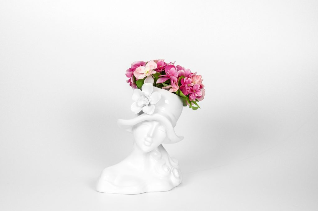 vaza gėlėms, balta
